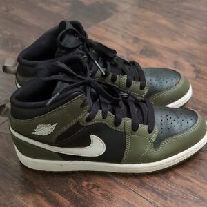 Nike Men’s Mid-Top Sneakers in Olive Green, Black and White